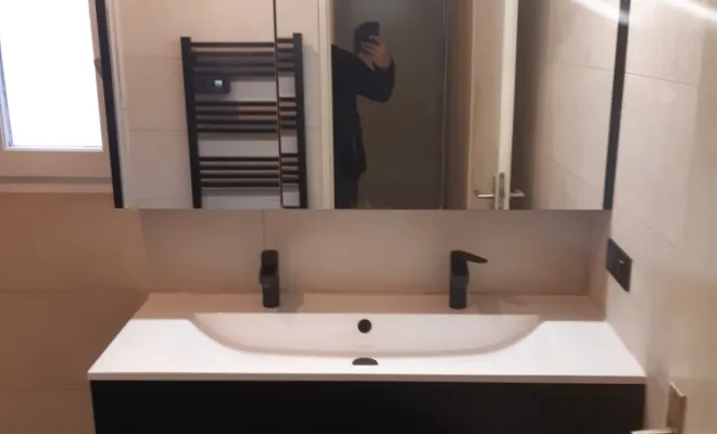 Installation d'une douche à l'italienne PMR avec siège de douche au rez-de-chaussée d'une maison ancienne, Cergy, Entreprise Dargent Laurent