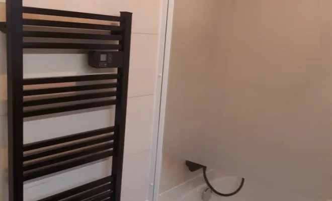 Installation d'une douche à l'italienne PMR avec siège de douche au rez-de-chaussée d'une maison ancienne, Cergy, Entreprise Dargent Laurent