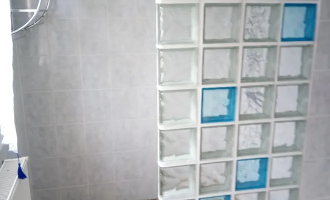 Installation d'une douche à l'italienne PMR avec siège de douche au rez-de-chaussée d'une maison ancienne, Cergy, Entreprise Dargent Laurent