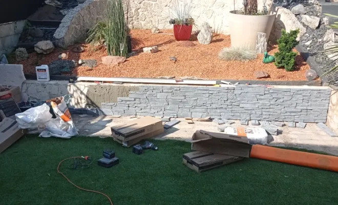 pose pierre de parement imitation ardoise dans un jardin vue sur la terrasse a saint Ouen l aumône , Cergy, Entreprise Dargent Laurent